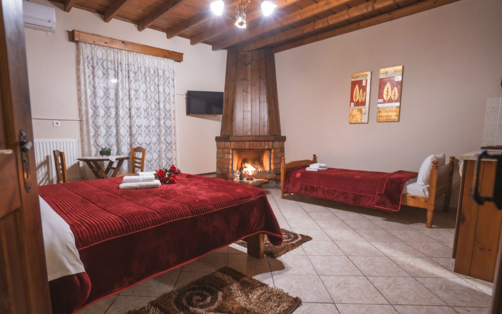 Τρίκλινο Δωμάτιο με Τζάκι